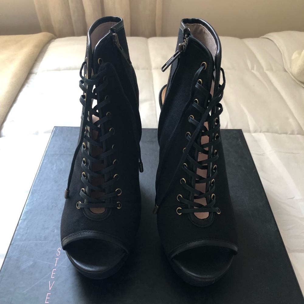 Steve Madden Wyndi Black Wedged Booties Opened Toe and Heel Size 7.5